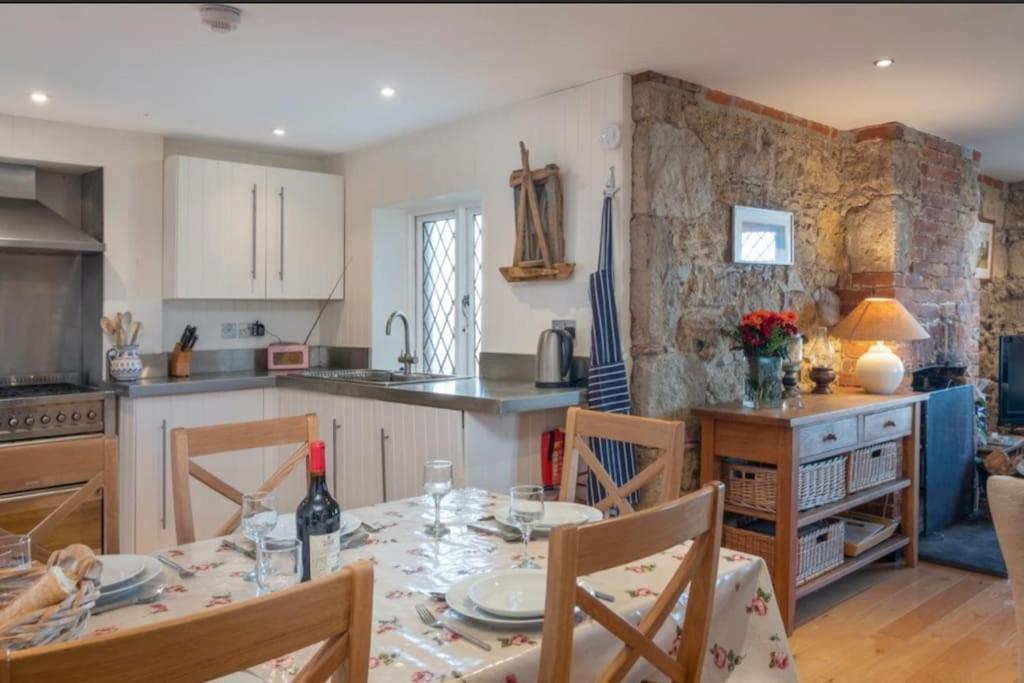 The Old Boat House, Seaview - Seafront Three Bedroom Cottage With Separate Two Bedroom Annexe Exteriör bild
